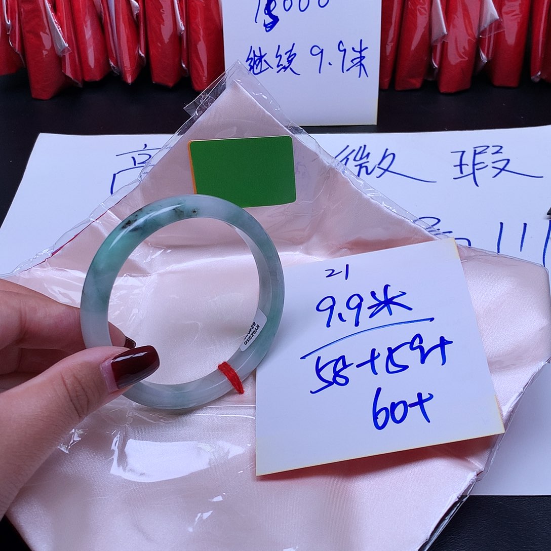 翡翠未镶嵌手镯21。        