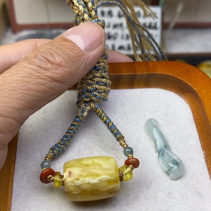 S***悦琥珀未镶嵌裸石微瑕