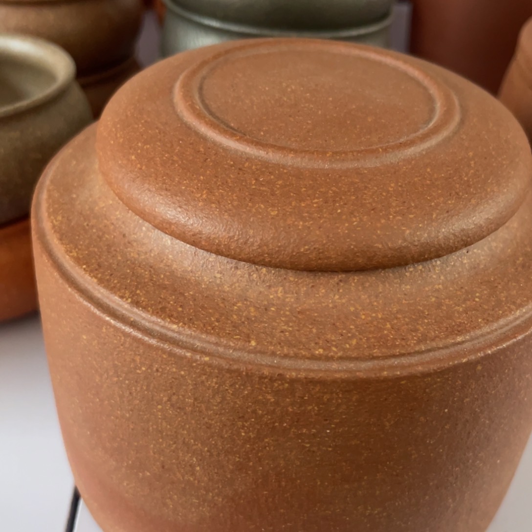 紫砂茶杯降坡茶叶罐中