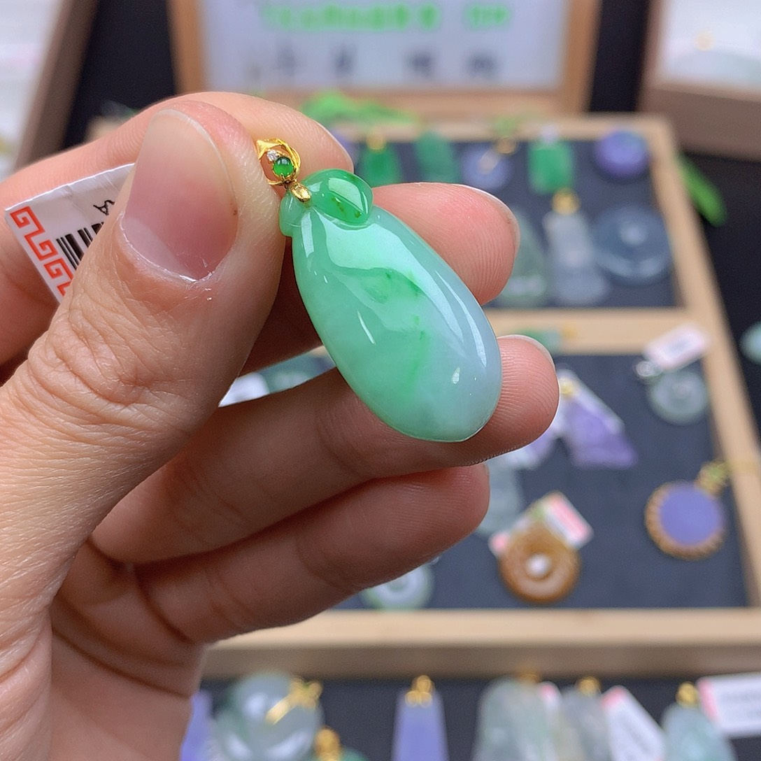 翡翠颈饰18K金镶嵌翡翠