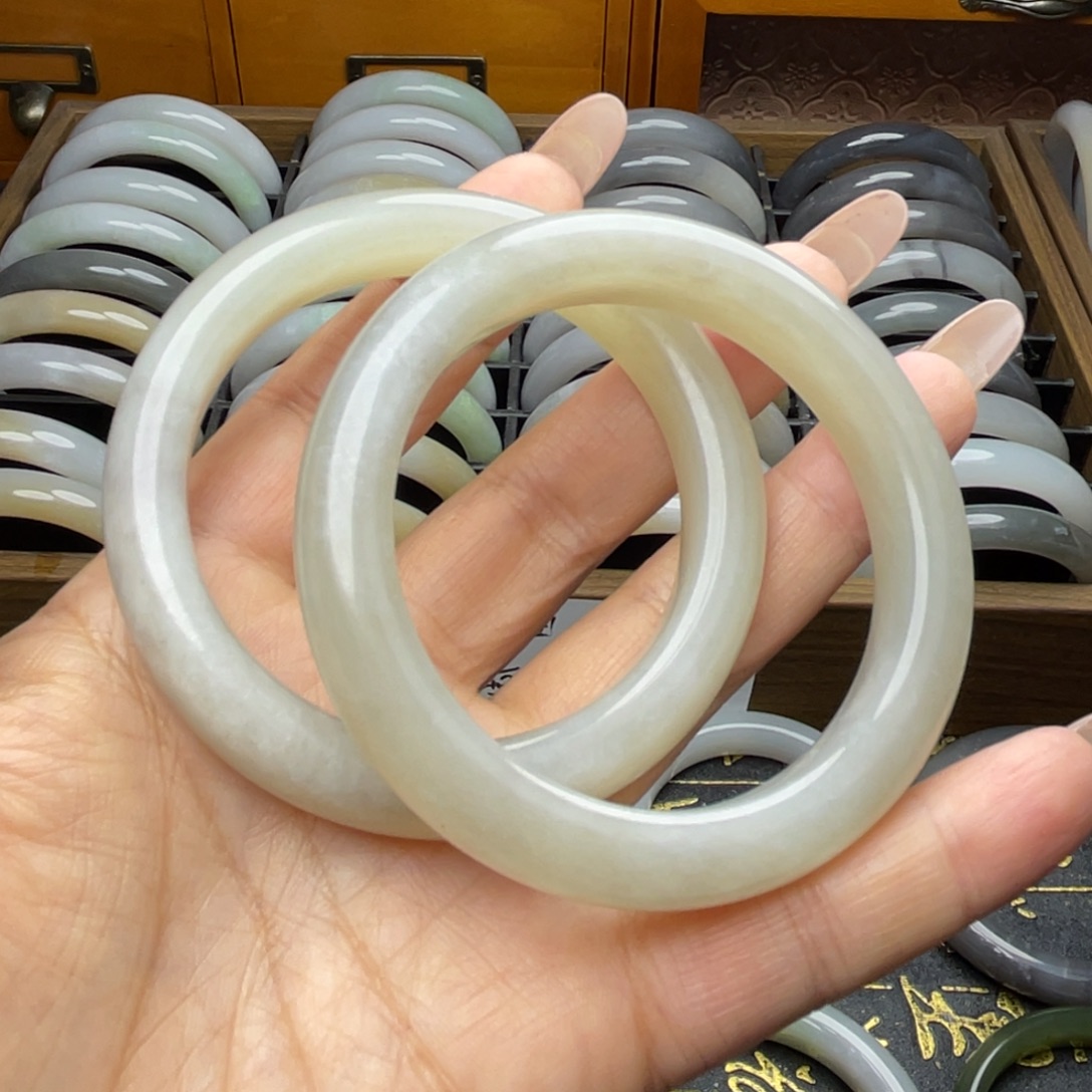 罗***薇和田玉未镶嵌手镯有包容