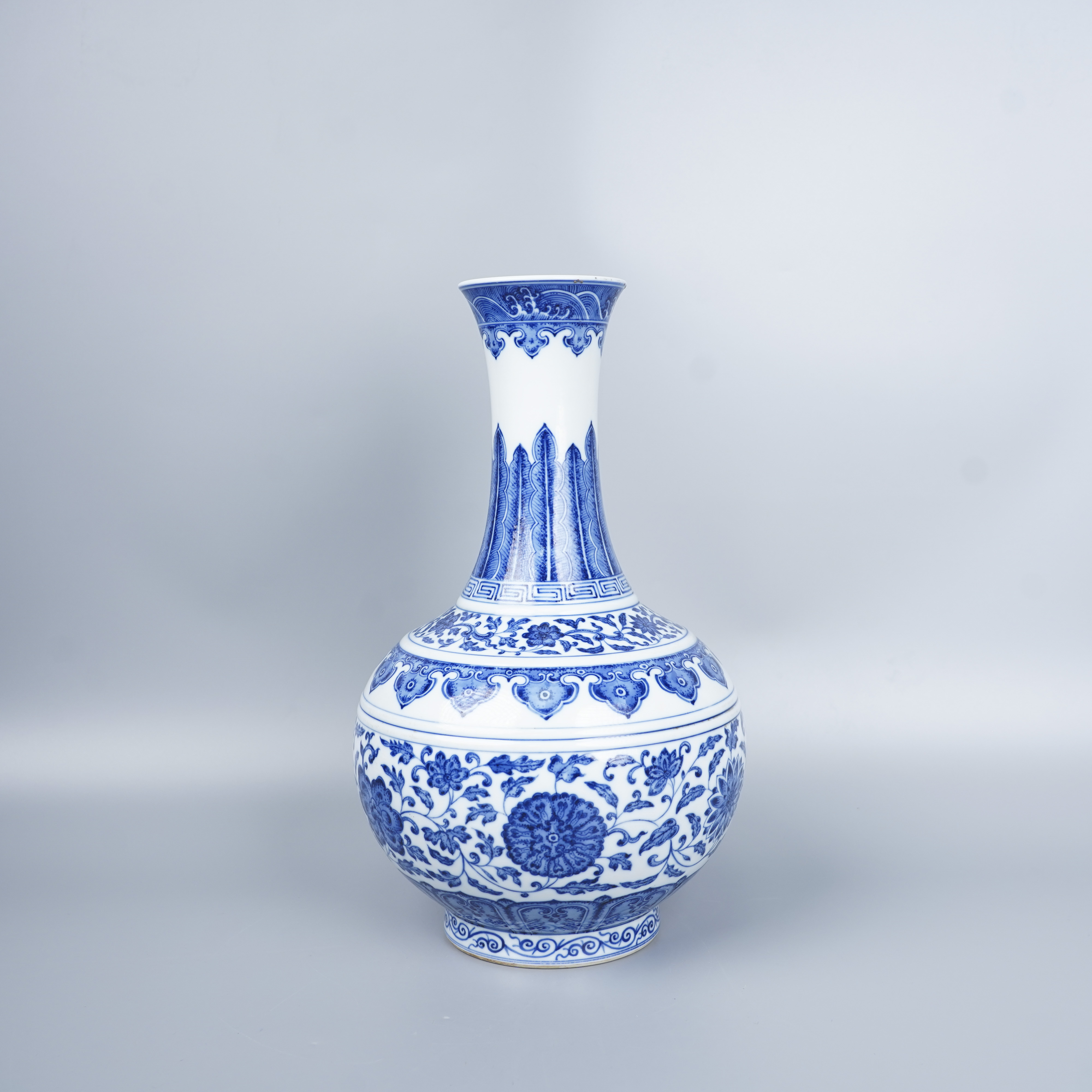 Lot018青花缠枝莲赏瓶