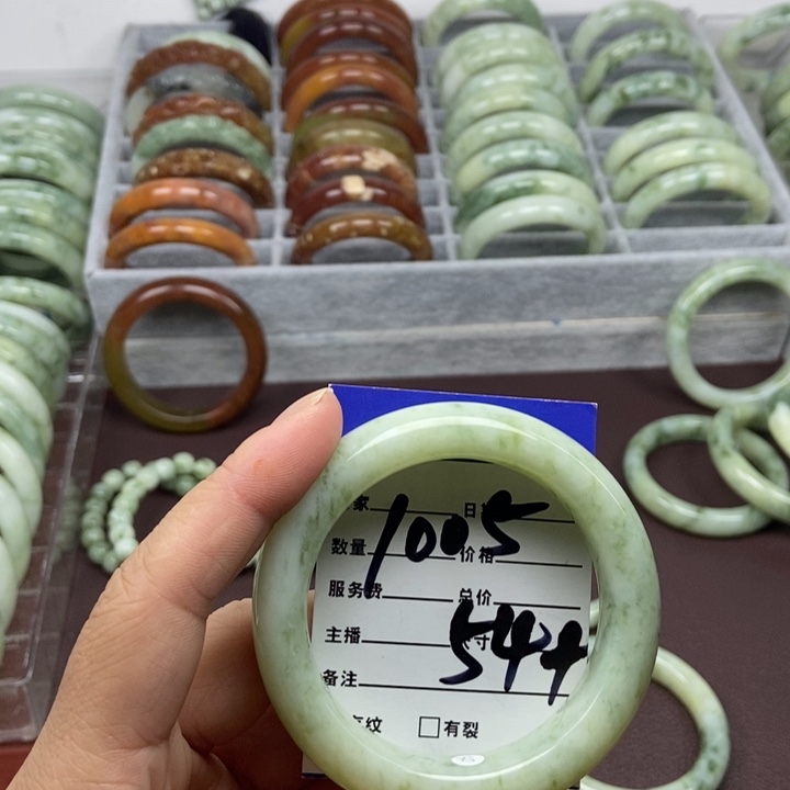 蛇纹石玉手镯未镶嵌