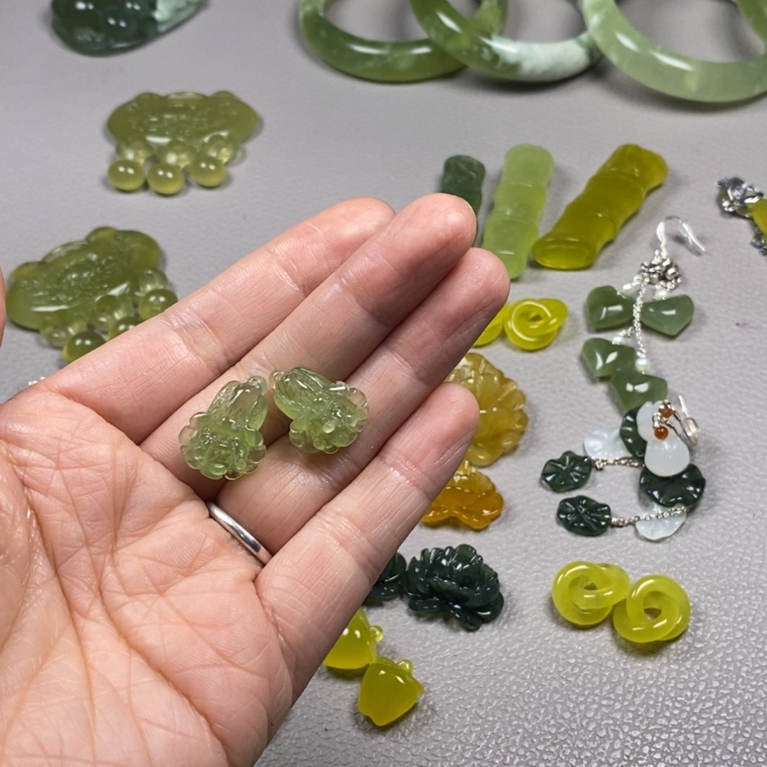 蛇纹石玉未镶嵌挂件耳饰