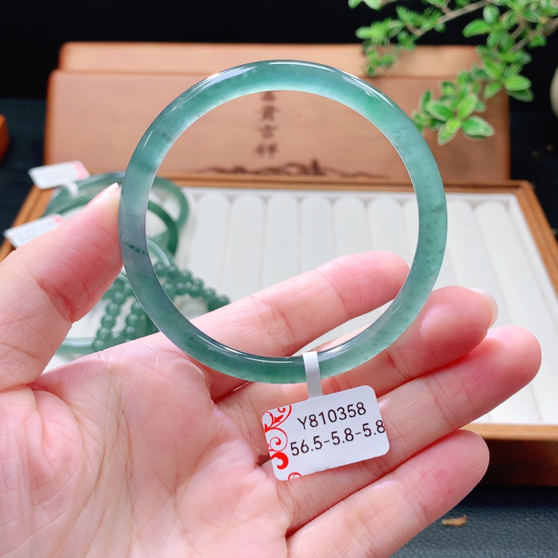 未镶嵌手镯（圆镯）翡翠
