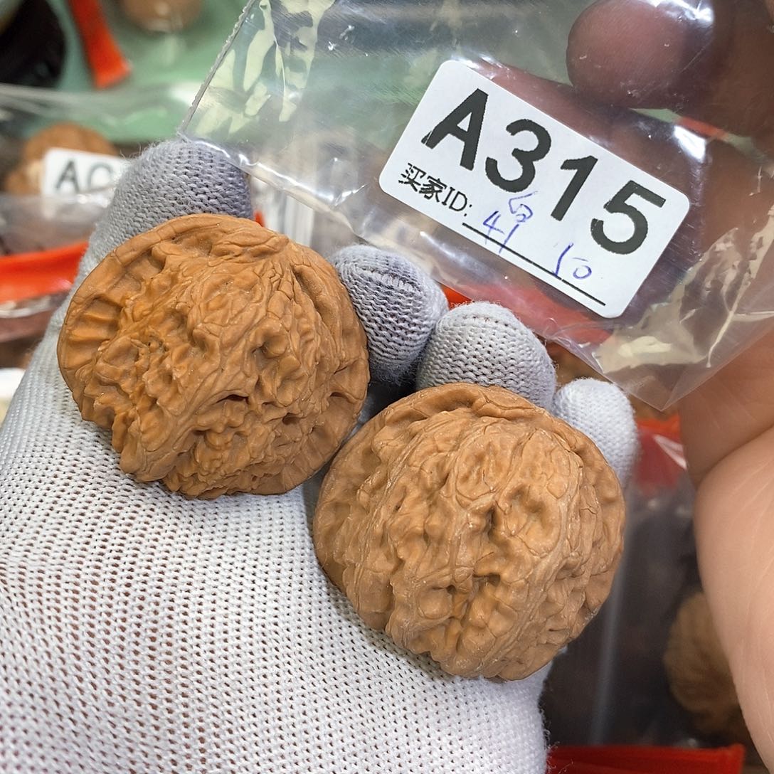 桃核把件白狮子。