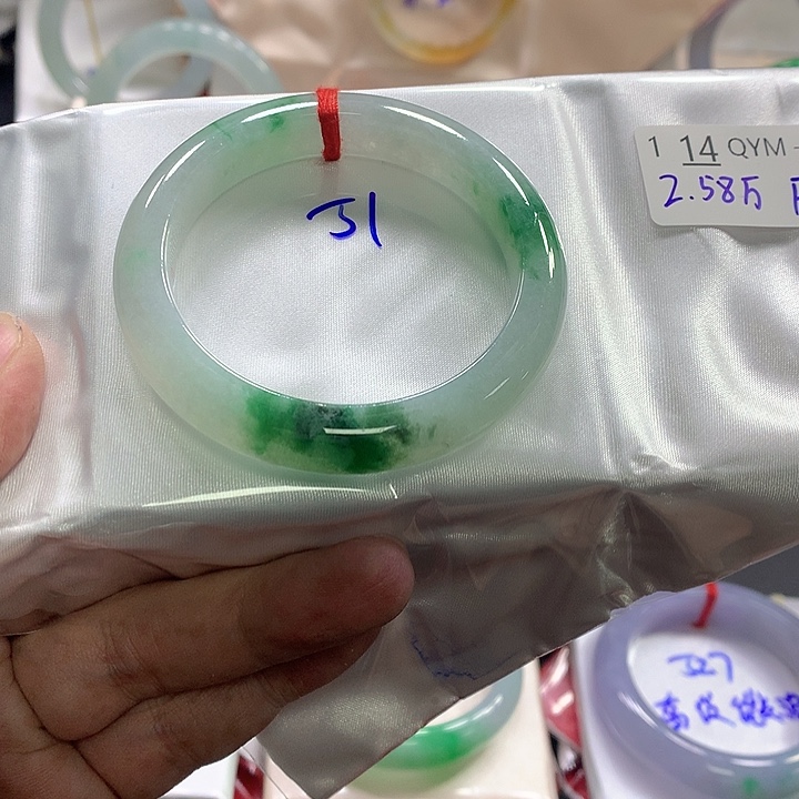 翡翠手镯未镶嵌翡翠