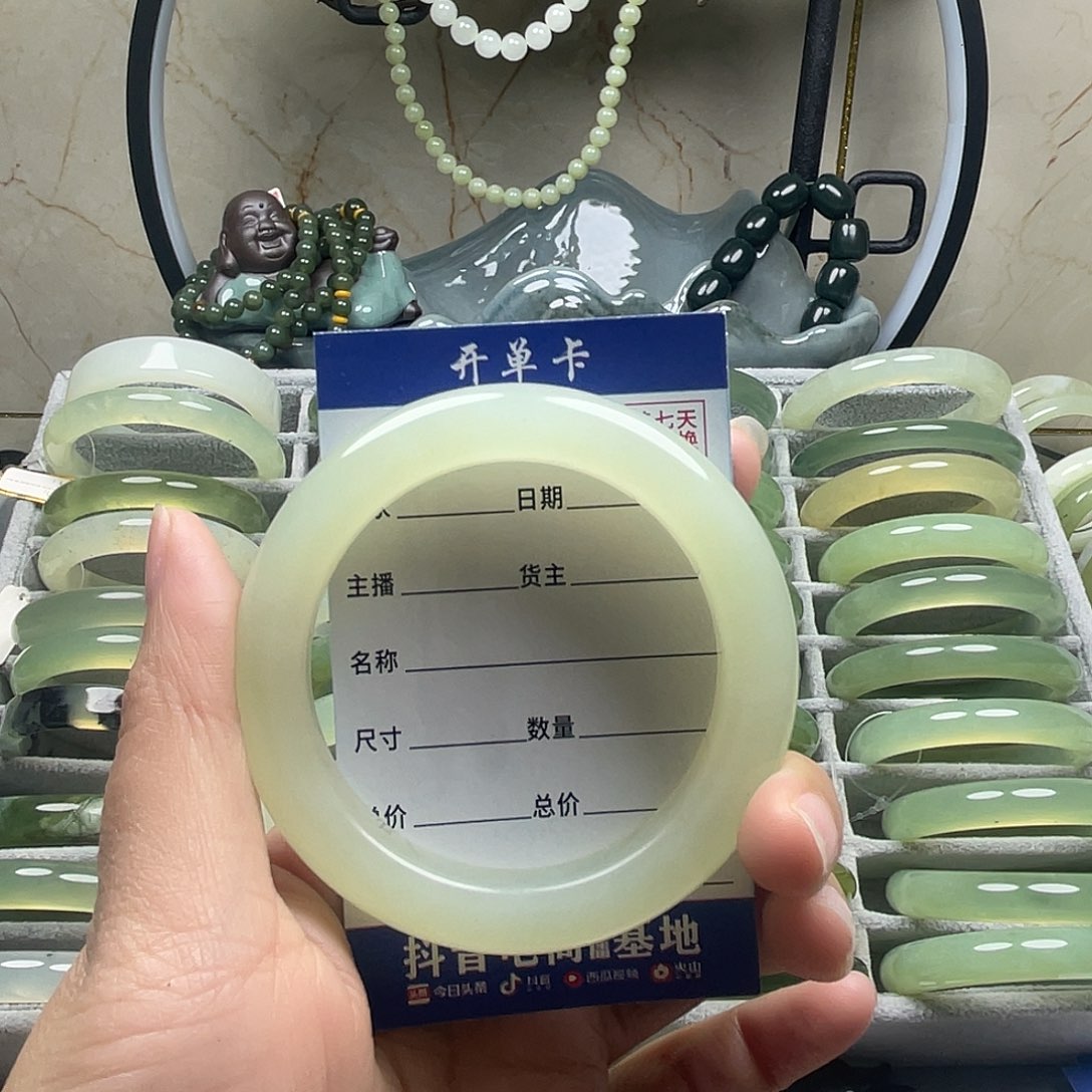 敏****蛇纹石玉未镶嵌手镯
