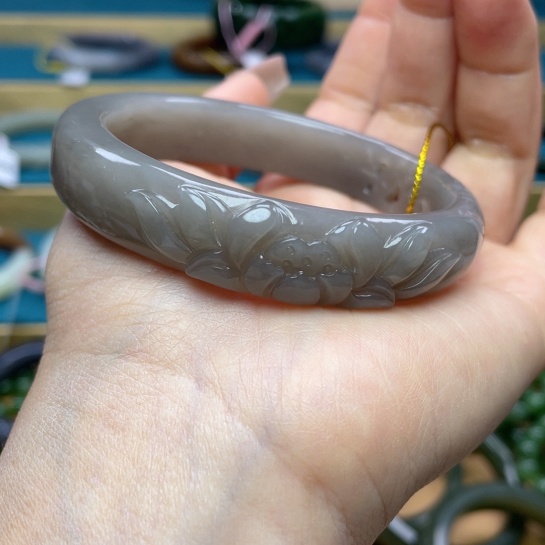 和田玉手镯60+圈口。编号78未镶嵌