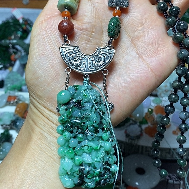 翡翠未镶嵌吊坠(赠链)