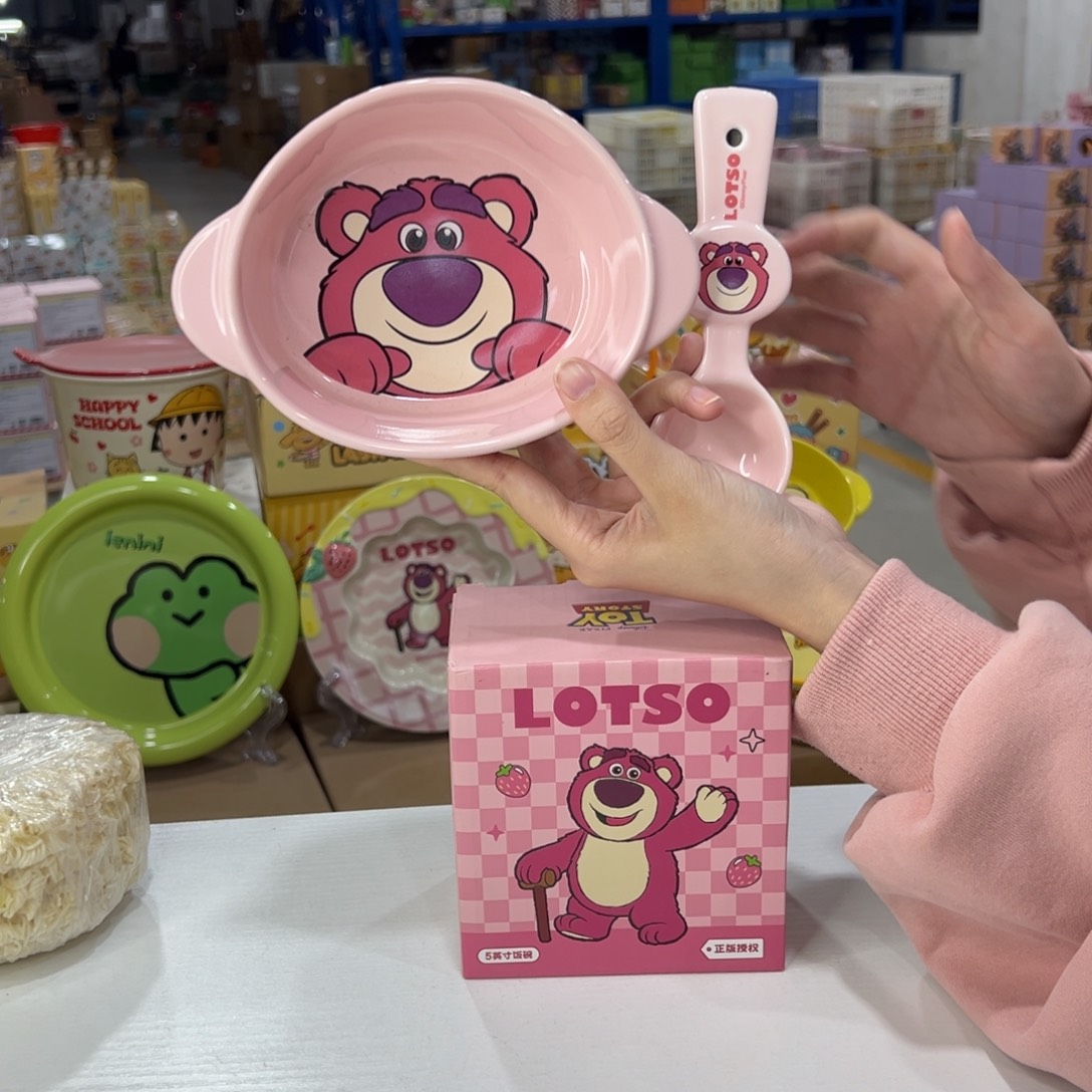 瓷草莓熊双耳碗家勺子 