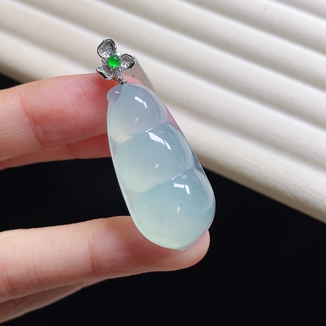 翡翠颈饰18K金镶嵌福豆