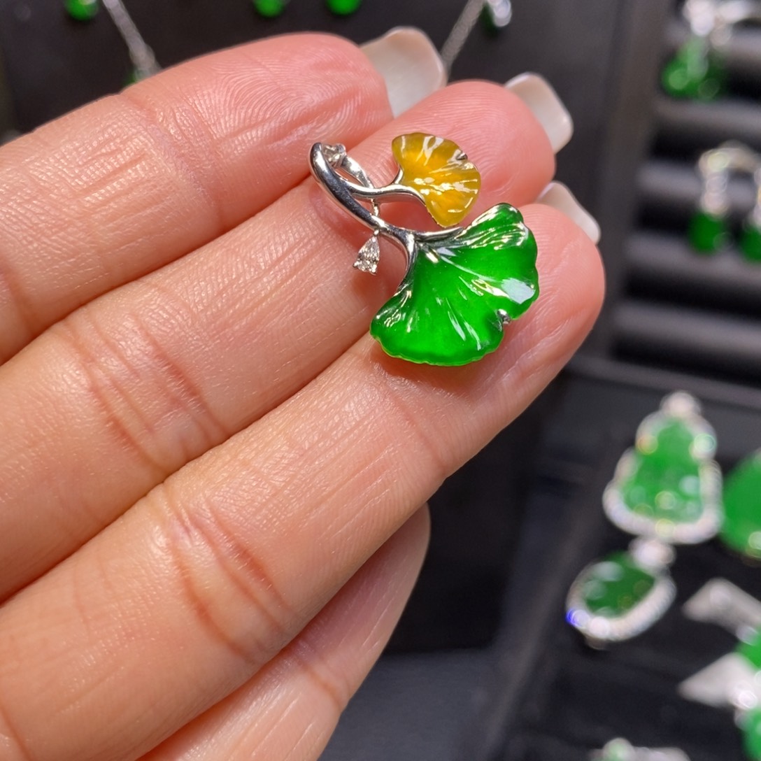 翡翠颈饰18K金镶嵌杏叶吊坠