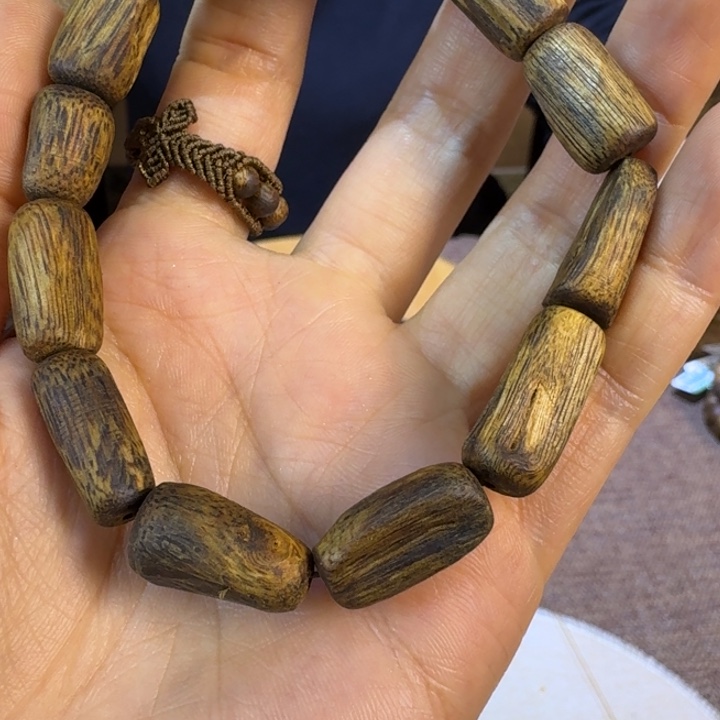 沉香手串-**.绿奇楠沉香乌身圆叶手串