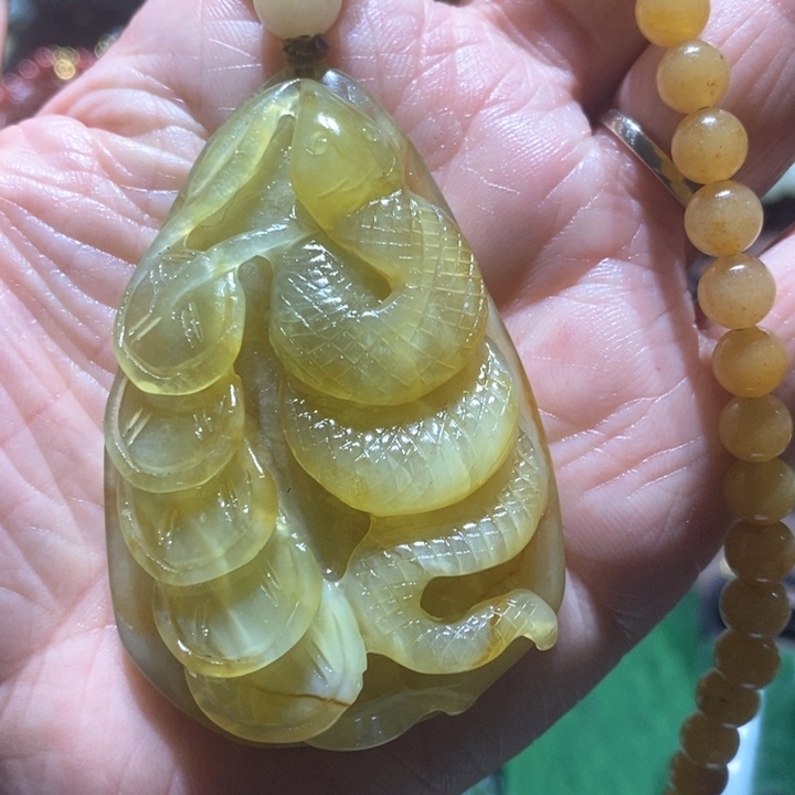 蛇纹石玉颈饰合金