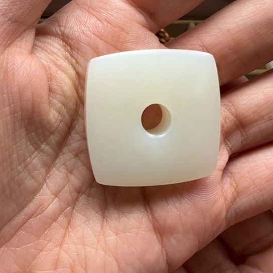 和田玉未镶嵌颈饰且末玉璧