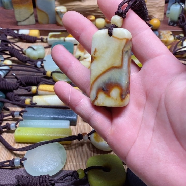 蛇纹石玉挂件未镶嵌