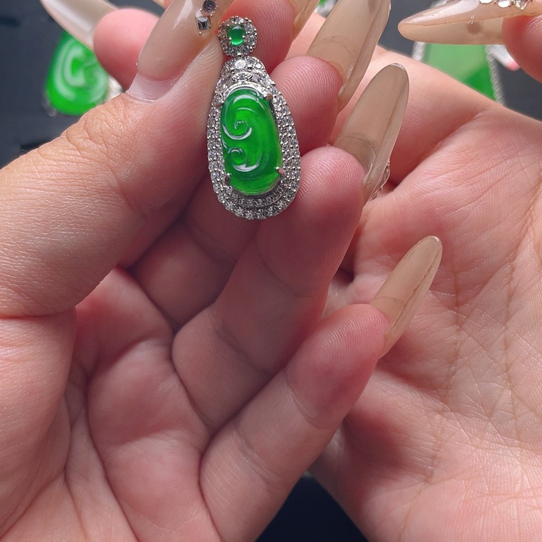 翡翠颈饰未镶嵌如意