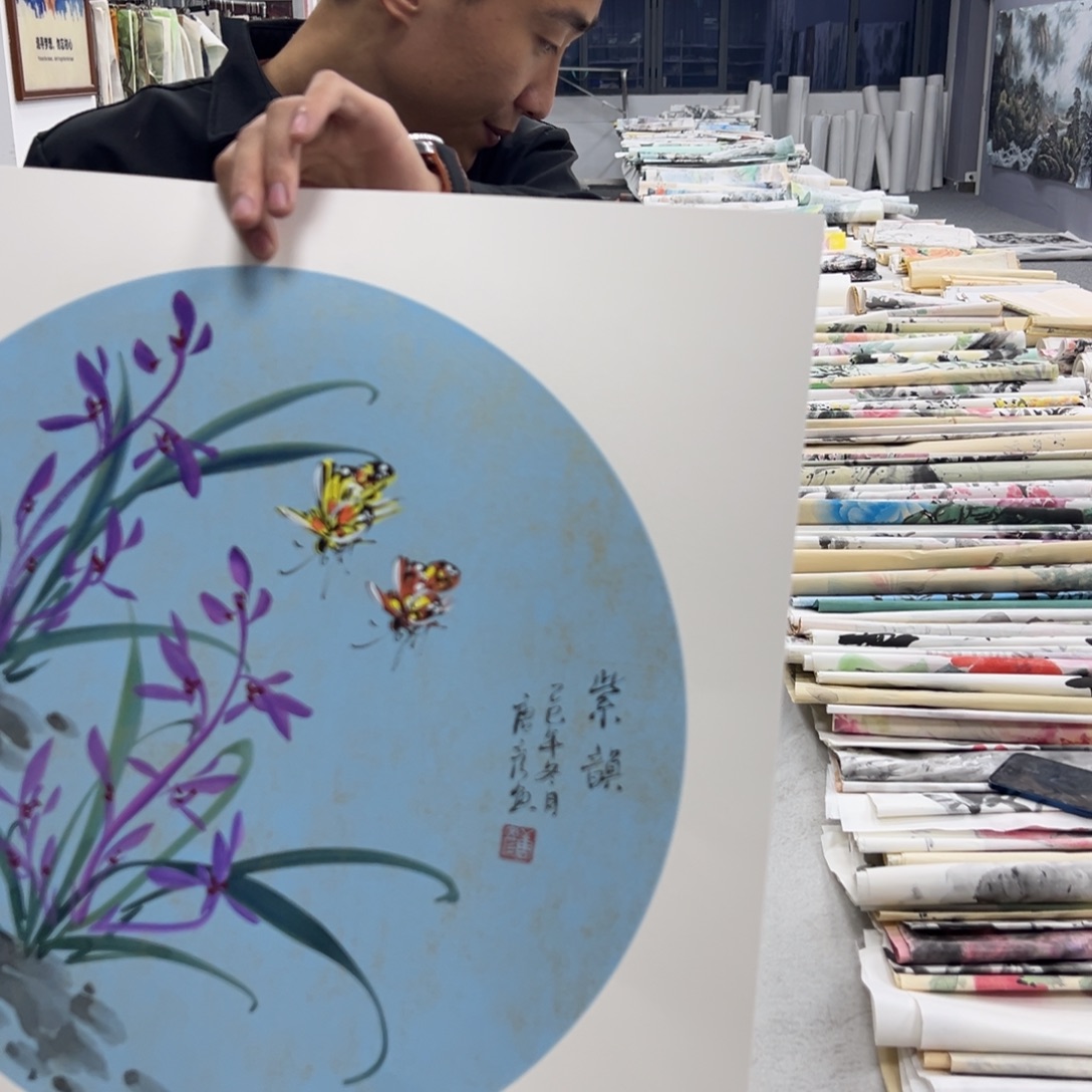 国画卖字画的小男孩