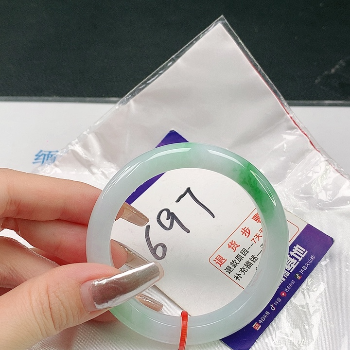 翡翠手镯未镶嵌翡翠手镯