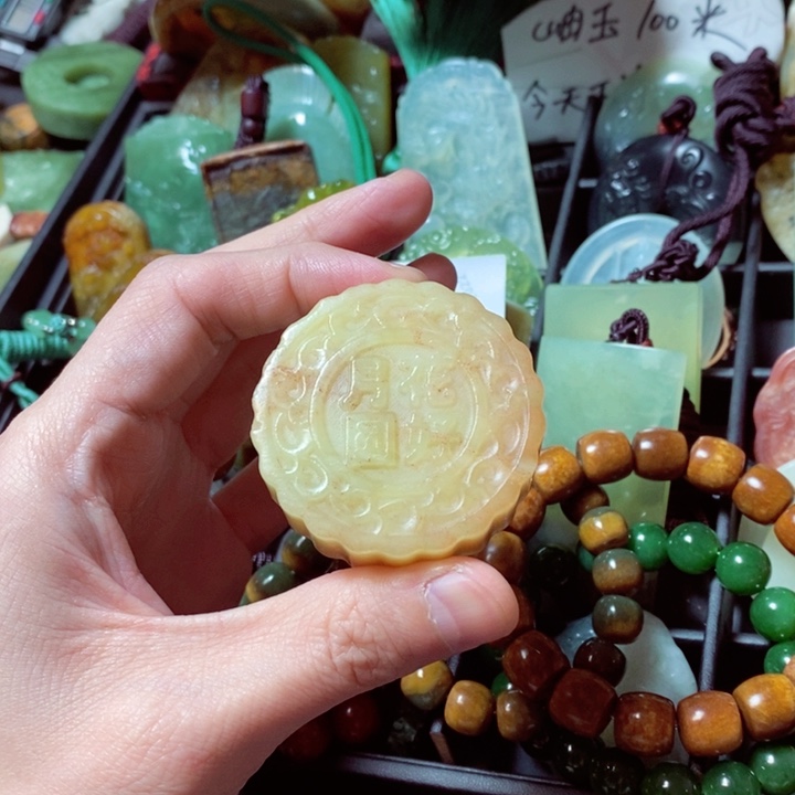 蛇纹石玉颈饰未镶嵌