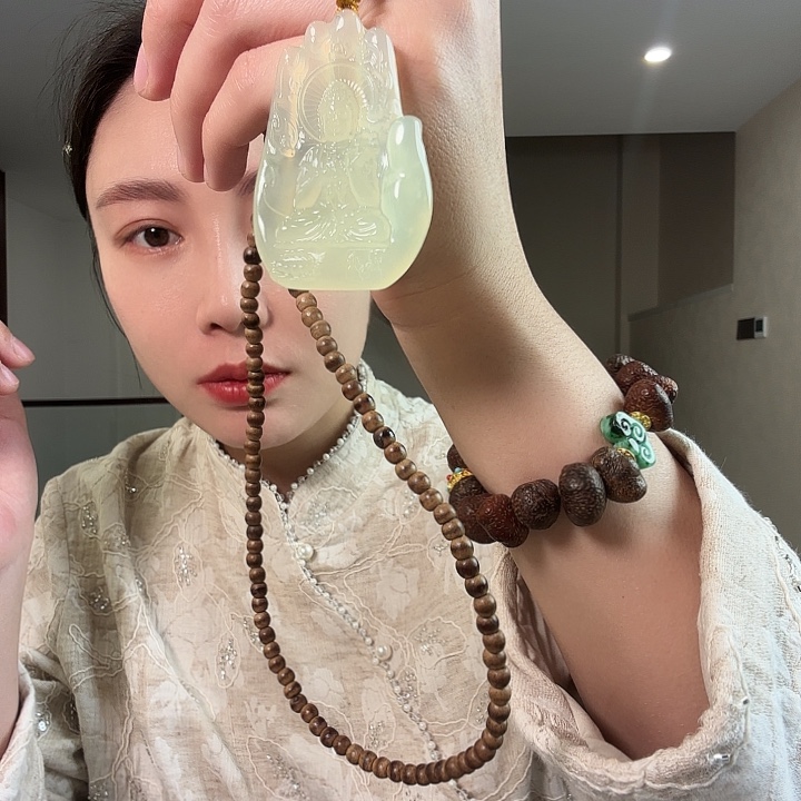 冰***芯蛇纹石玉未镶嵌颈饰