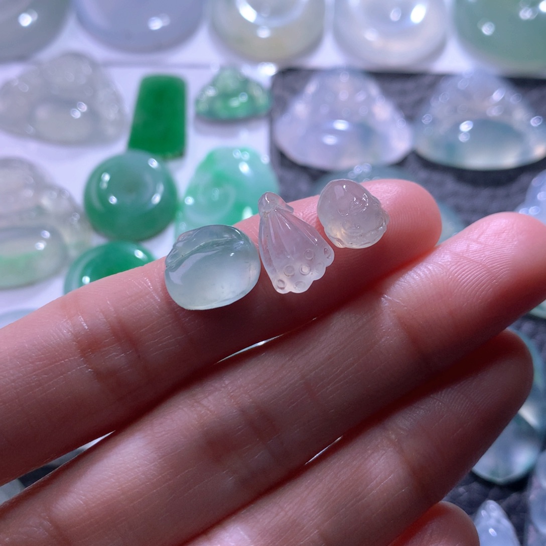 翡翠未镶嵌颈饰一手