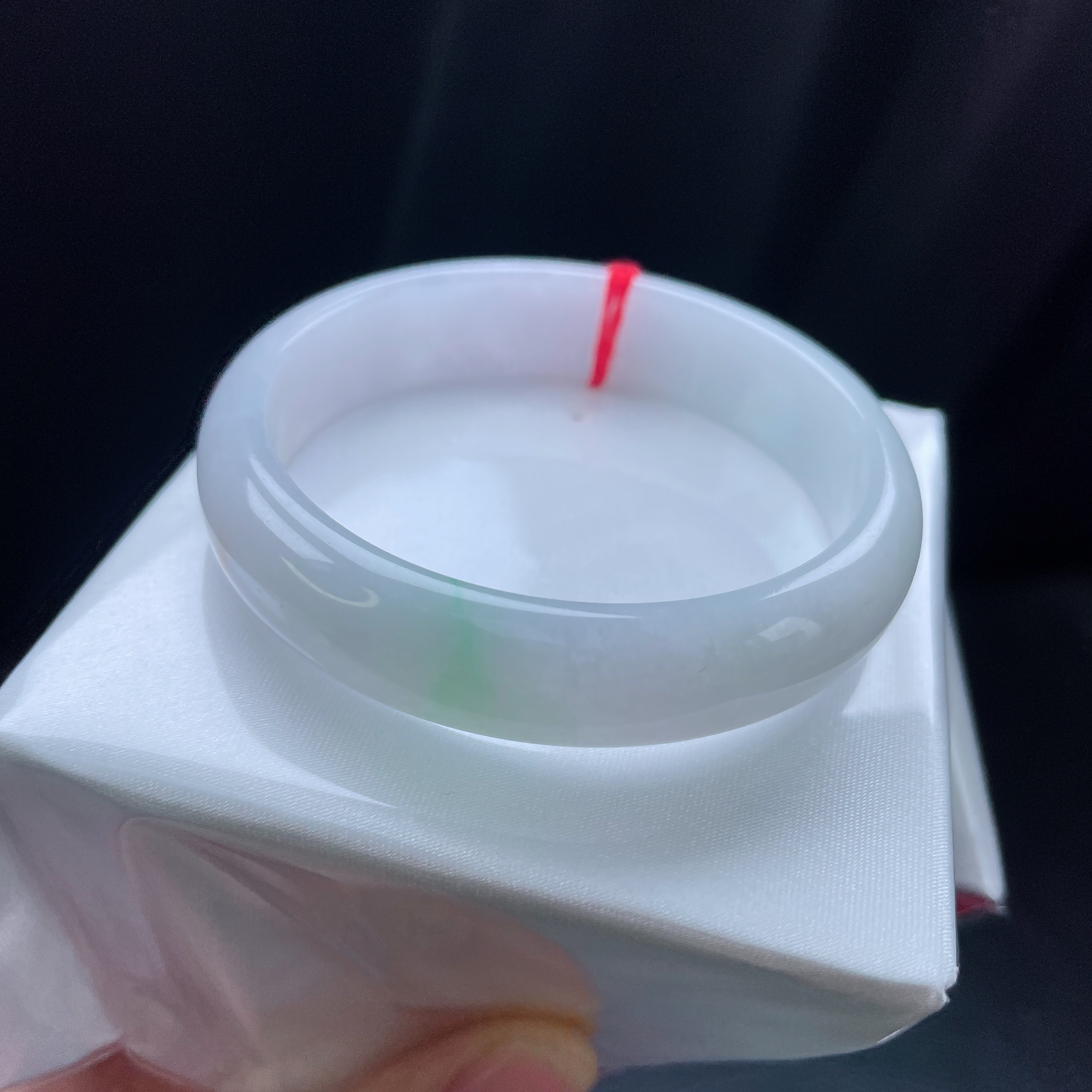 55圈冰糯飘绿黄翡宽边手镯 有纹