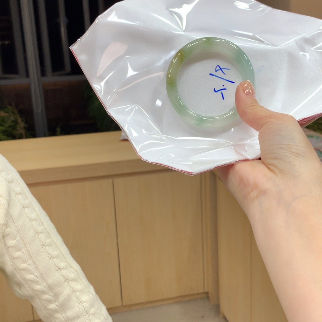 翡翠手镯未镶嵌不退不换