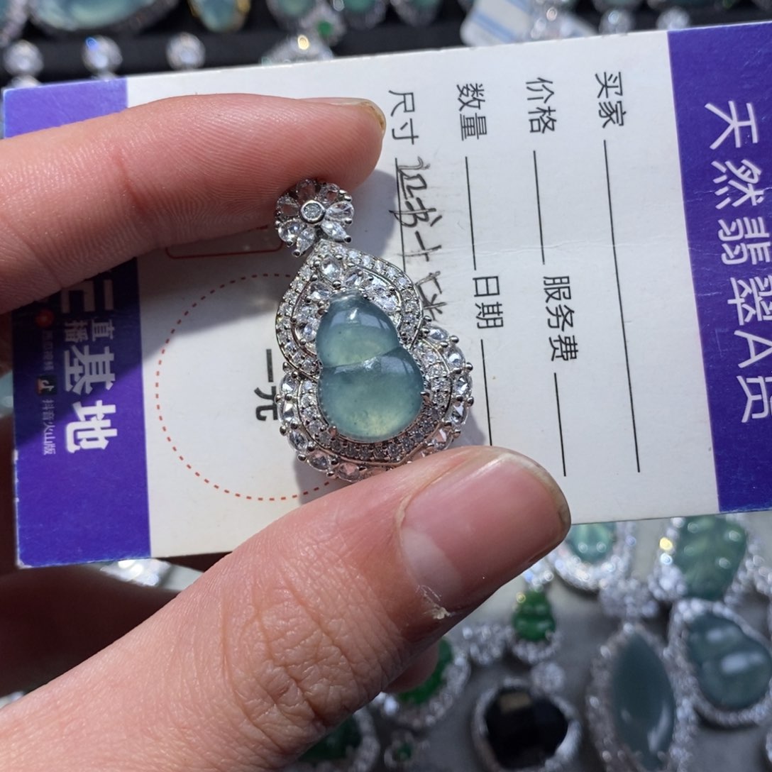 翡翠颈饰未镶嵌小*呼翡翠