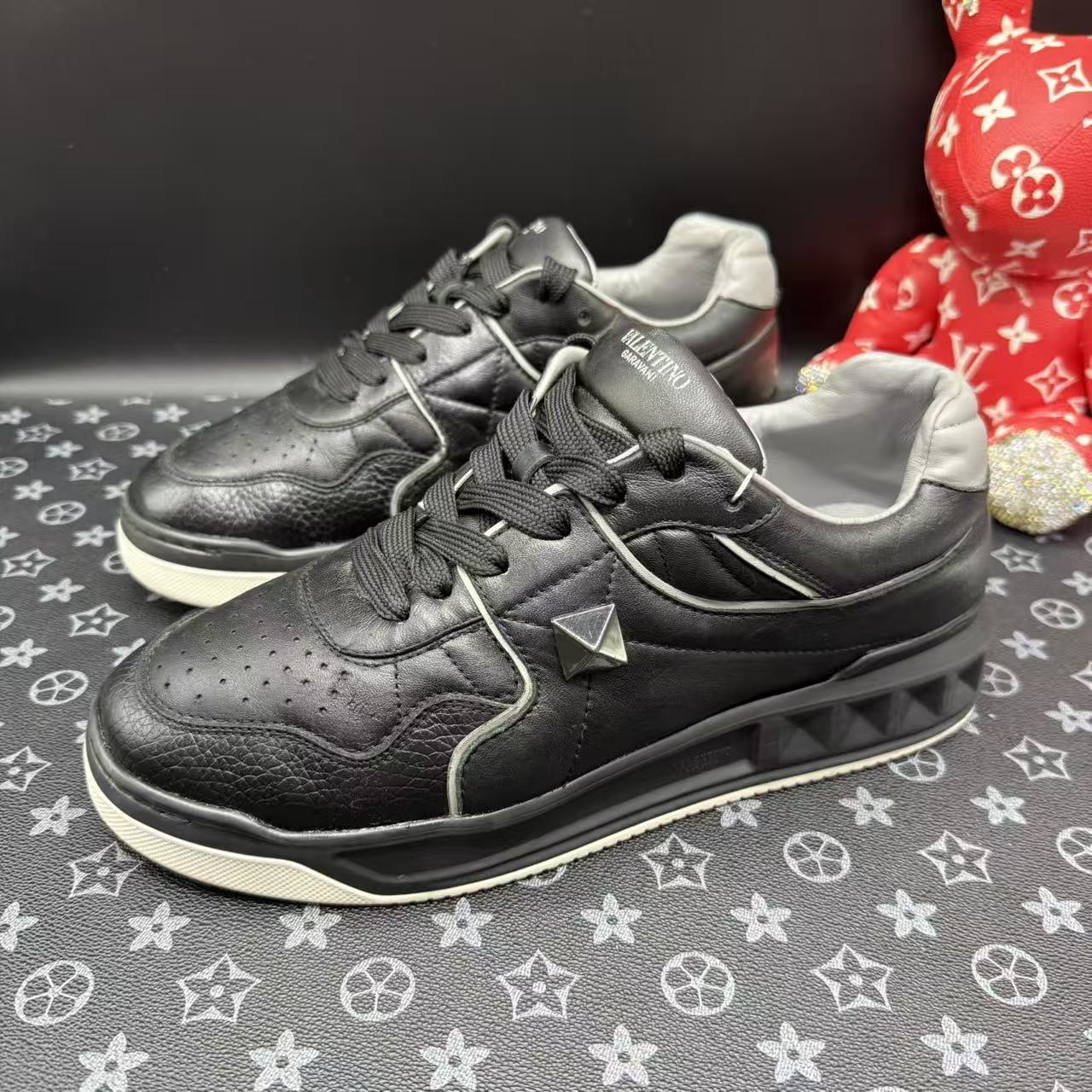 95新 Valentino/华伦天奴 男士黑灰色皮革厚底板鞋41欧码 lz561