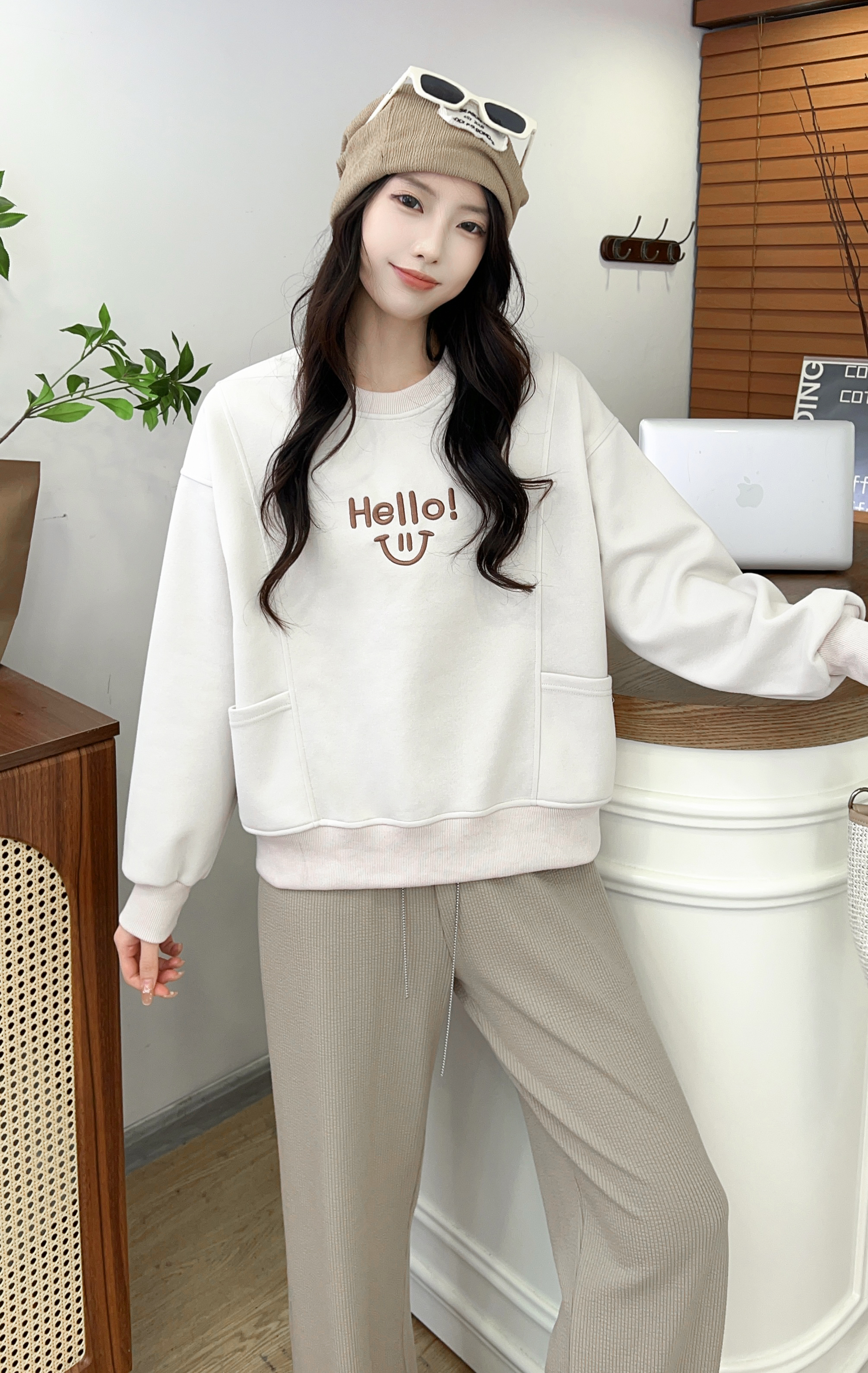 25年即墨新品Hello字母刺绣圆领卫衣百搭休闲带口袋长袖女士上衣 