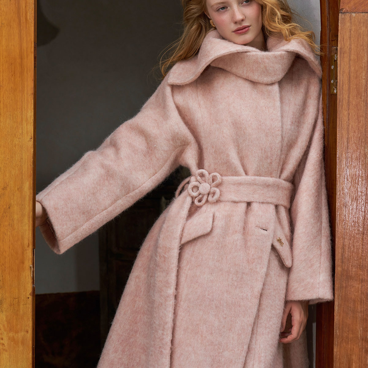 LaceMade 波可曼之旅 厚实毛感手工花花翻领立领两穿单面呢大衣女