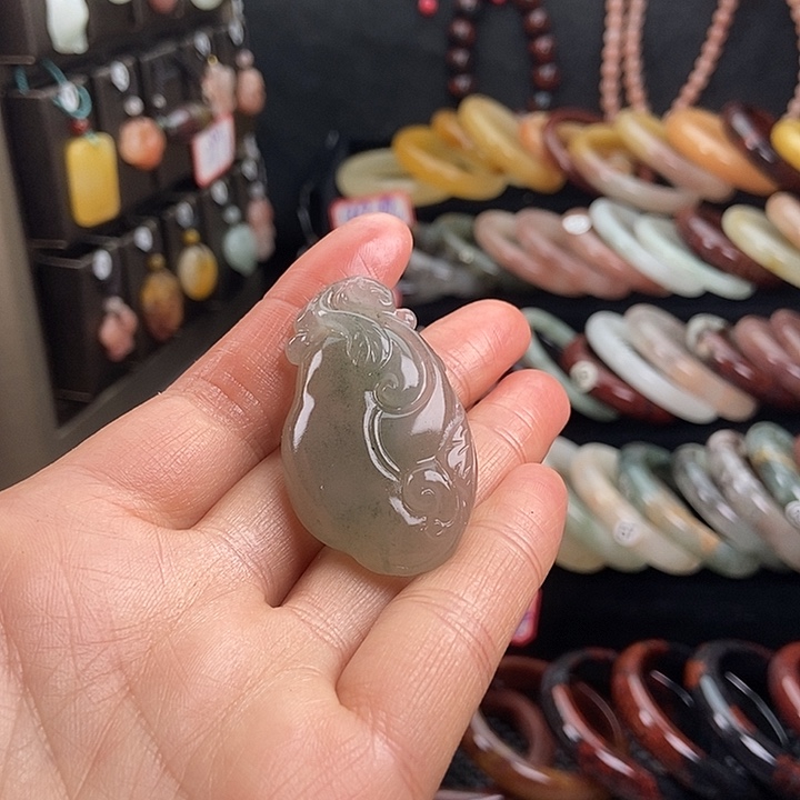 丽***石英质玉未镶嵌颈饰