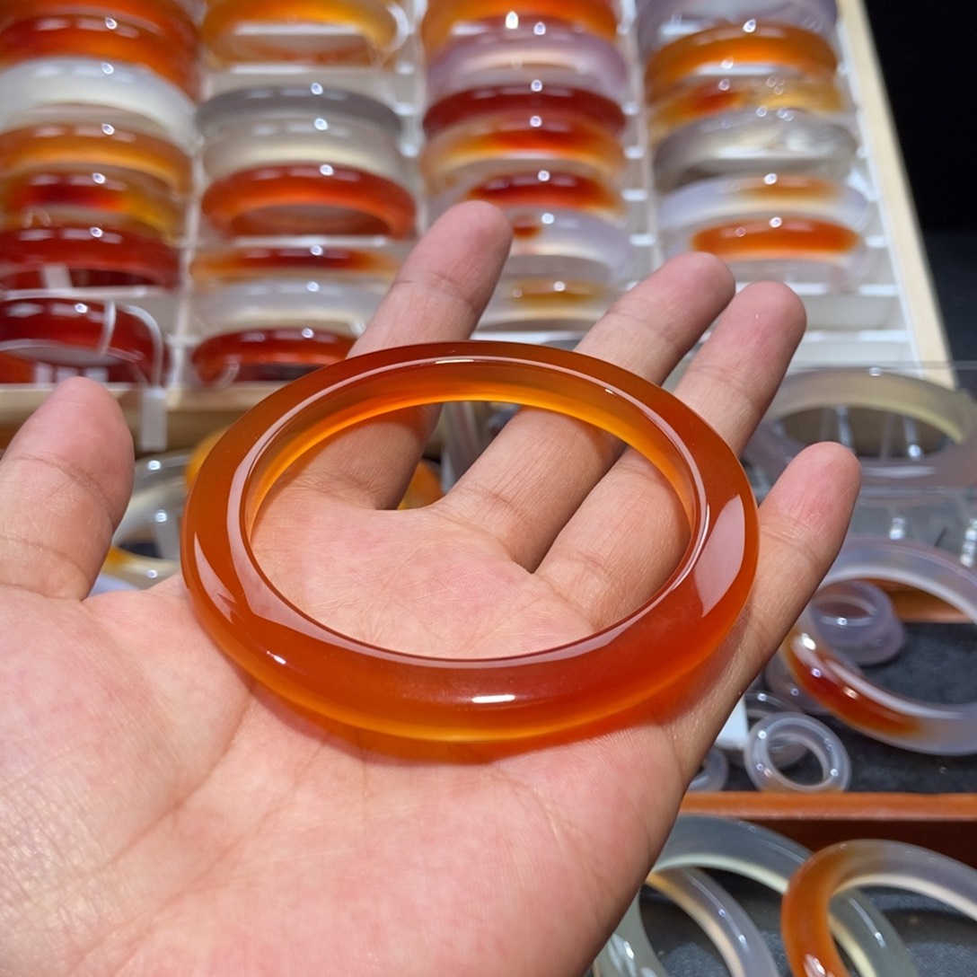 妍***然玛瑙/玉髓手镯未镶嵌