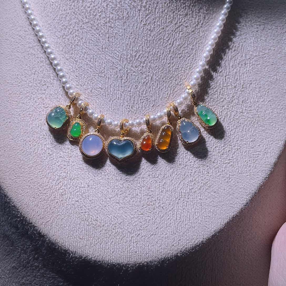 翡翠颈饰18K金镶嵌豆*吊坠