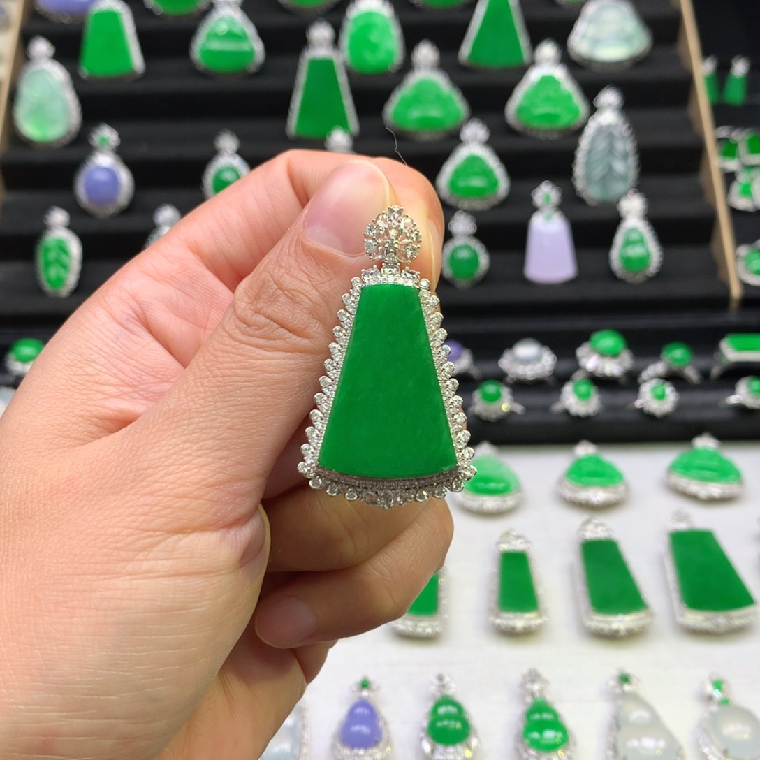 翡翠吊坠(不含链)18K金镶嵌吹****人