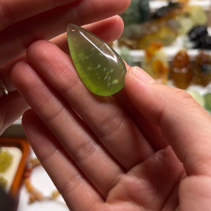 蛇纹石玉未镶嵌吊坠