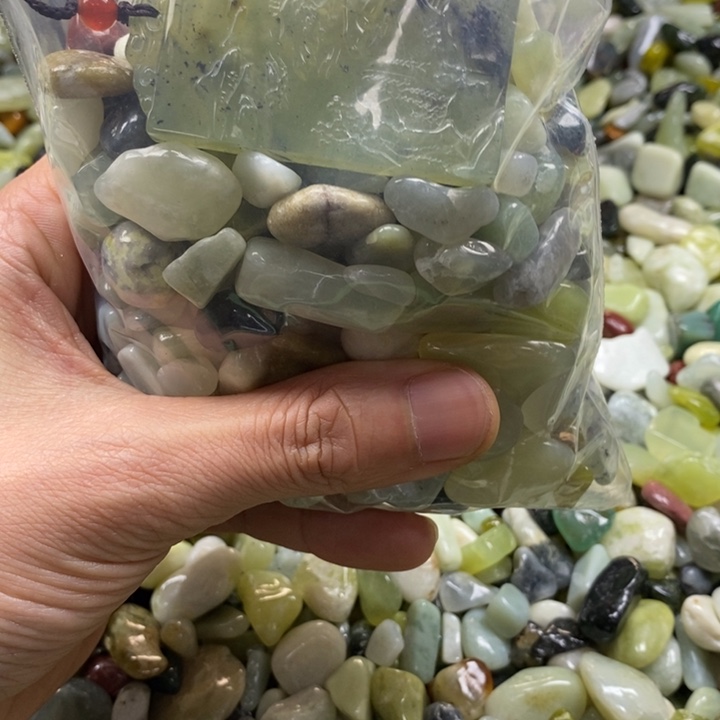 蛇纹石玉鱼缸石未镶嵌