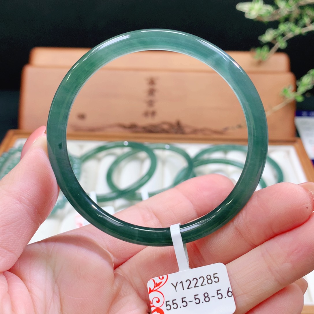 翡翠手镯未镶嵌天然