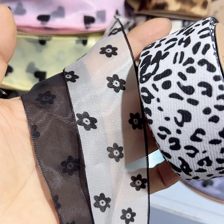 纱两色各25码，豹纹10码材料