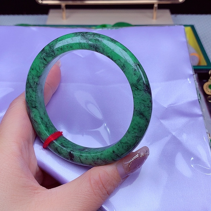 翡翠手镯未镶嵌翡翠