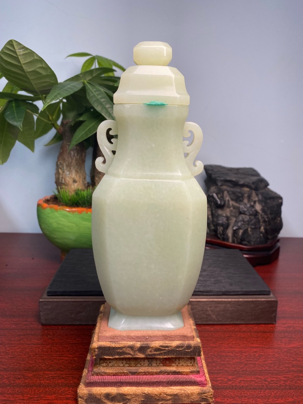 和田玉老物件摆件玉瓶