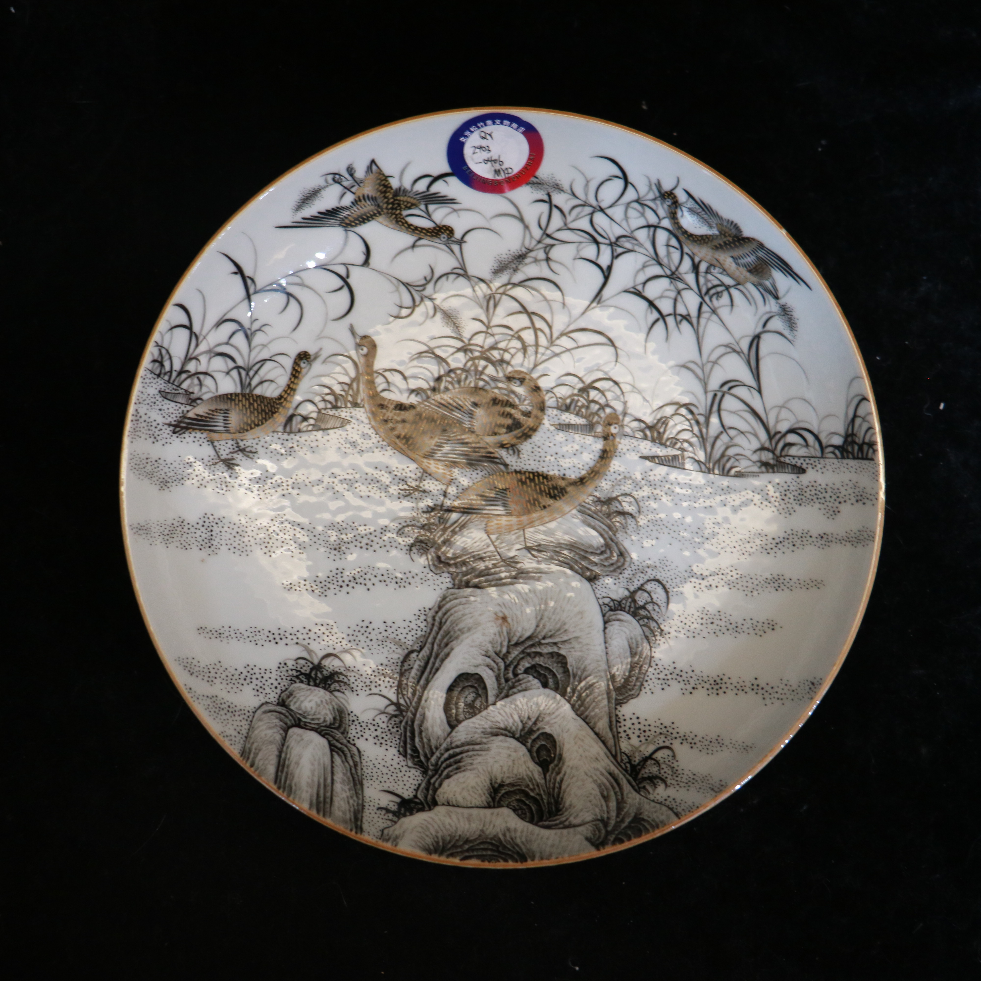 清道光墨彩描金洞石芦雁双飞赏盘