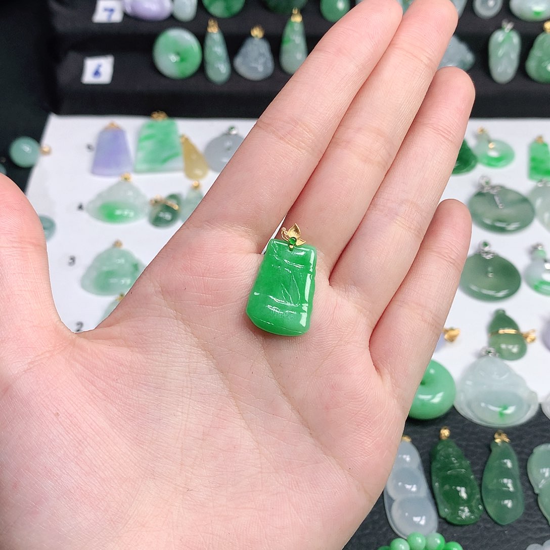 翡翠颈饰未镶嵌翡翠