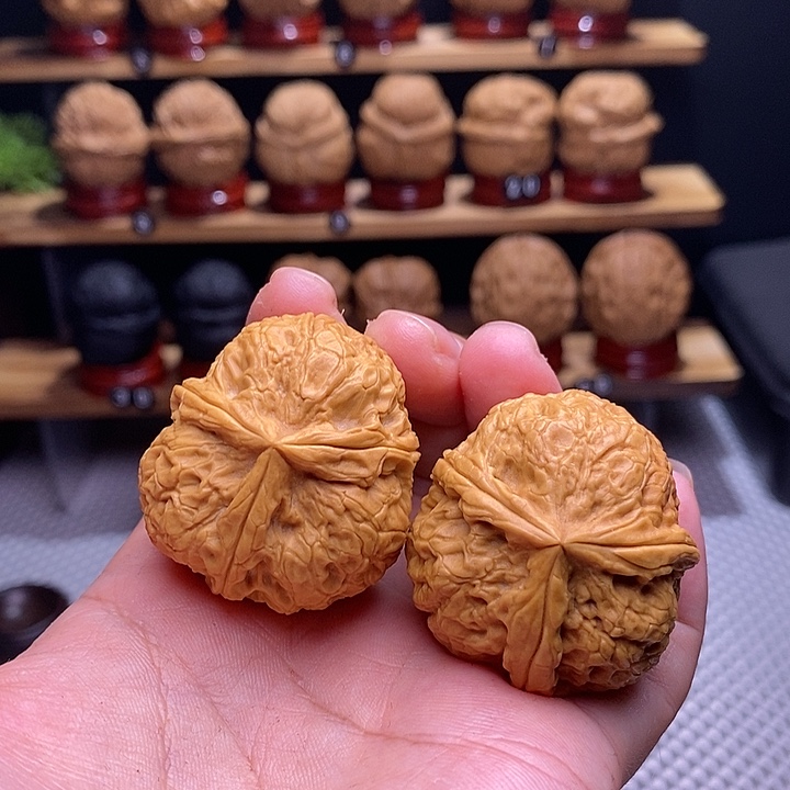 文玩核桃吊坠金鼎三棱25