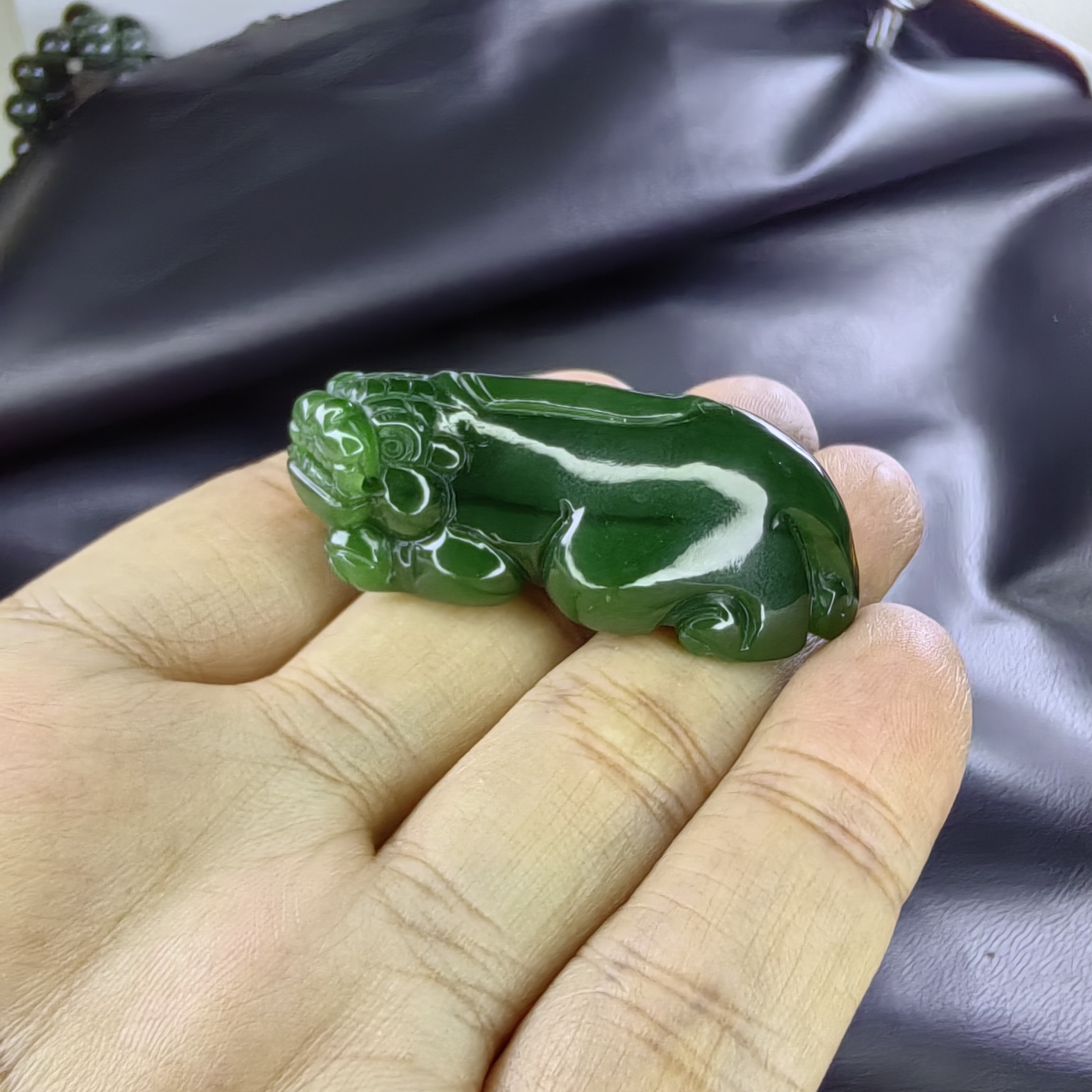 和田玉菠菜绿俄罗斯老料无黑点无棉裂一线天猫眼貔貅