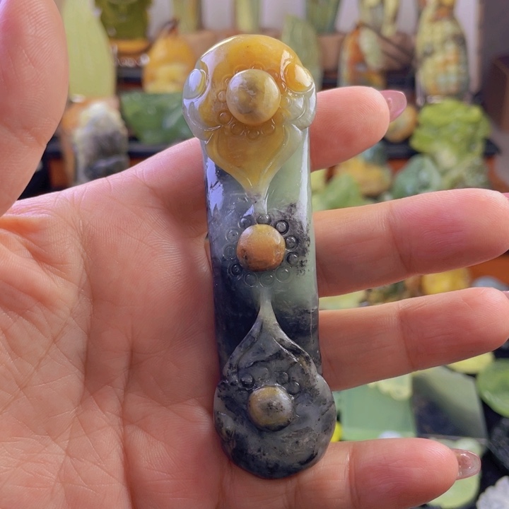 蛇纹石玉手把件合金指***光