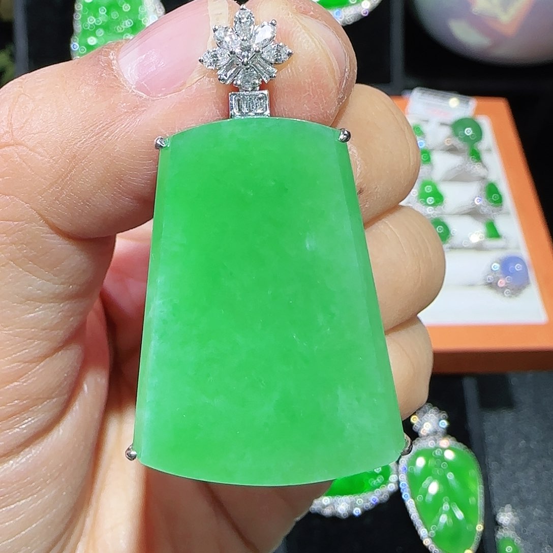 翡翠吊坠(不含链)18K金镶嵌