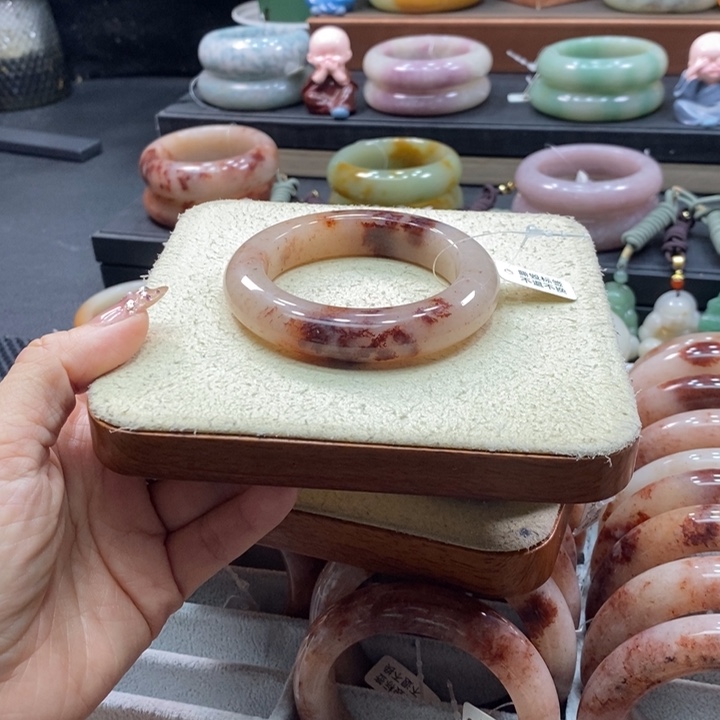 未镶嵌手镯石英岩玉兰***-